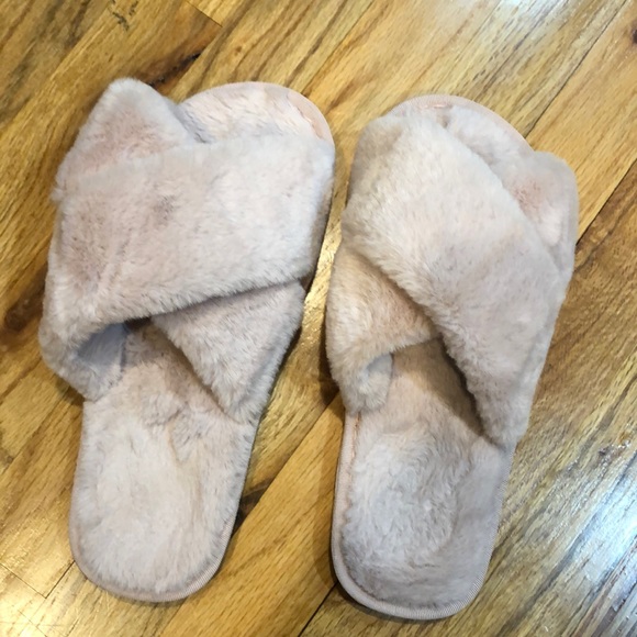 Pink fluffy cross cross strap slippers and black fluffy black cross slippers - Picture 1 of 11
